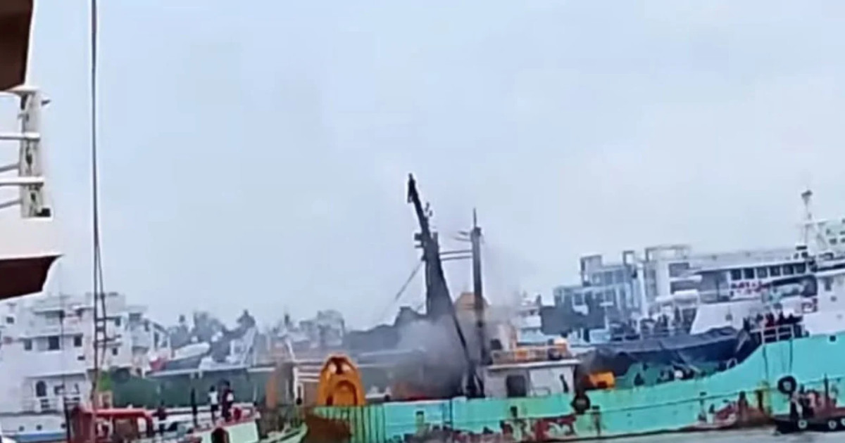 কর্ণফুলীতে মাছ ধরার জাহাজে বিস্ফোরণ, আগুনে দগ্ধ ৬ নাবিক