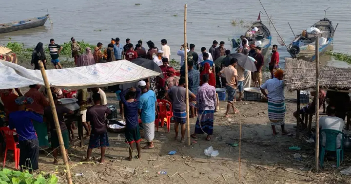 শিবচরে জমজমাট অস্থায়ী হাট, ডিমওয়ালা ইলিশ বিক্রি প্রকাশ্যে
